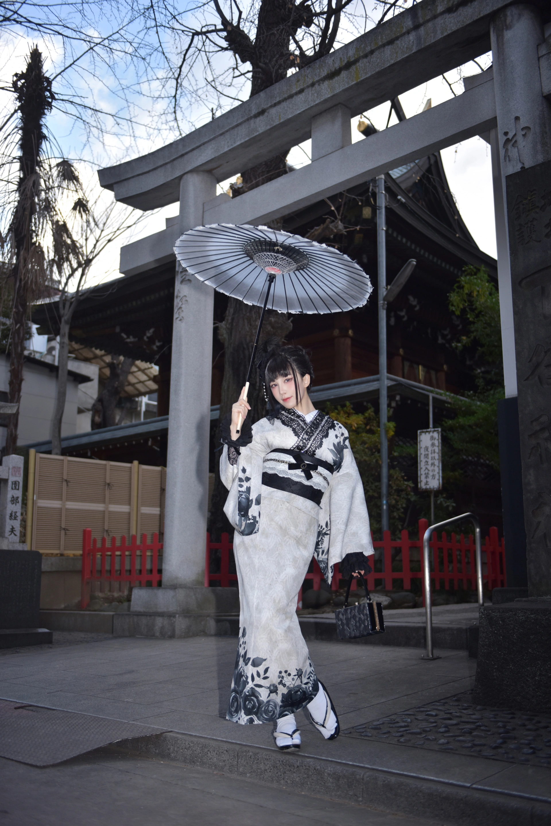 水淼Aqua – NO.225 Black Lace Kimono 1