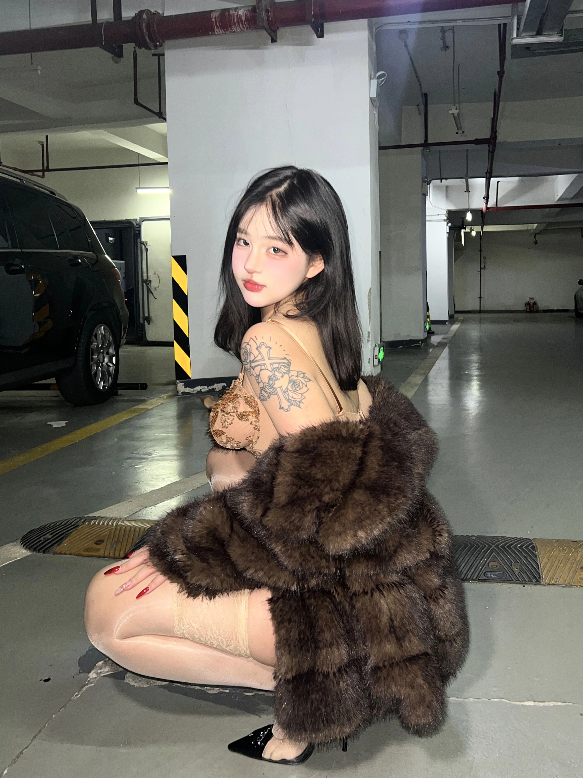 小u优优子 – NO.010 貂皮大衣 0