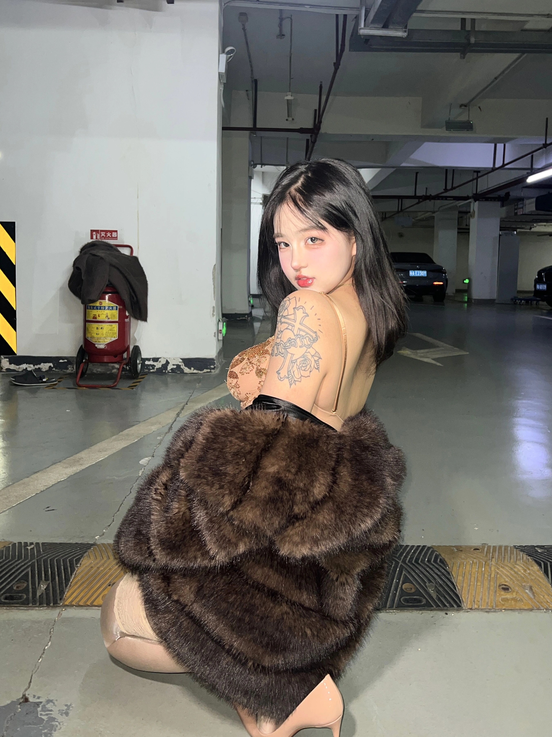 小u优优子 – NO.010 貂皮大衣 1