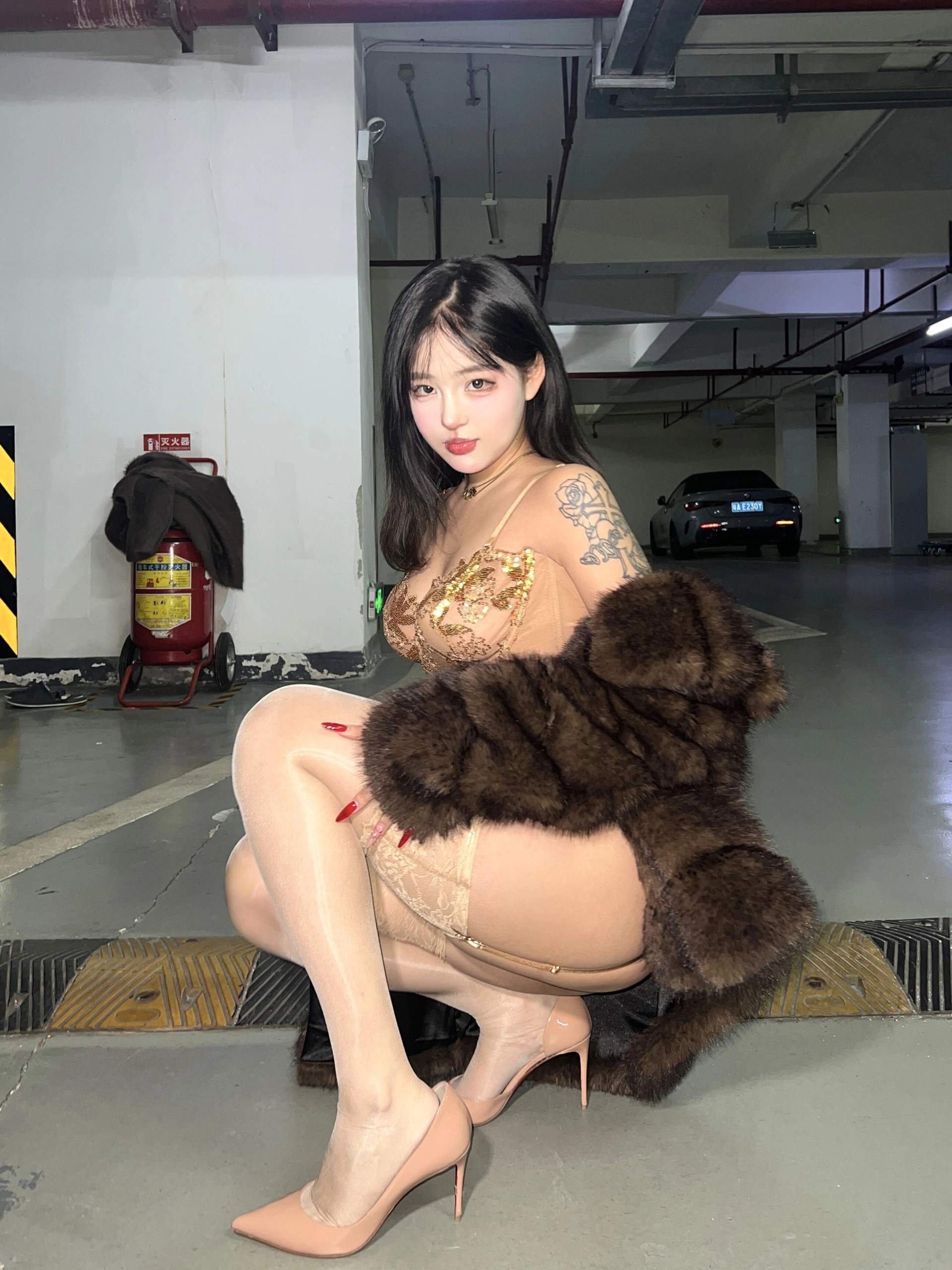 小u优优子 – NO.010 貂皮大衣 2